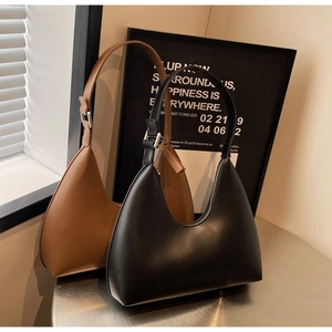 Vue détaillée des sacs hobo noirs et marron avec texture en cuir lisse et boucles en métal