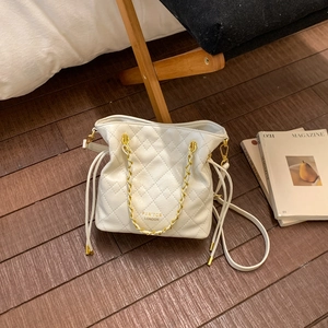 Sac seau élégant en cuir blanc matelassé avec chaîne dorée et fermeture à cordon