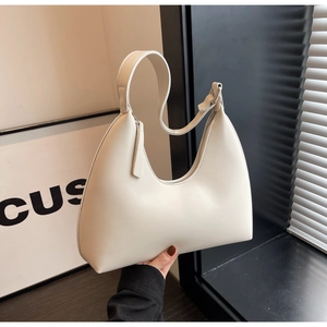 Détail d'un sac hobo demi-lune blanc crème avec bandoulière réglable et cuir synthétique
