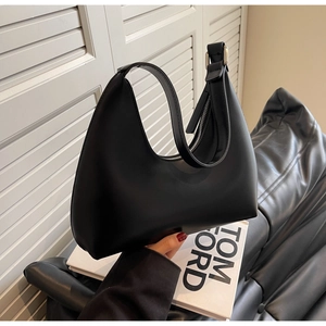 Détail du sac hobo croissant noir minimaliste avec bandoulière réglable et boucle métal