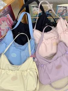 Détail de sacs bandoulière plissés en cinq couleurs avec design à cordon