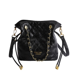 Sac seau matelassé noir avec cordon de serrage, chaîne dorée et texture en similicuir