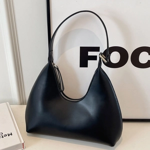 Sac hobo demi-lune noir classique avec texture lisse et fermeture éclair en métal argenté