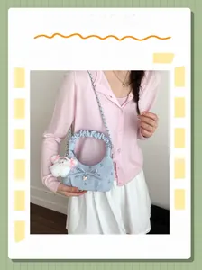 Détail du sac nuage plissé bleu clair avec motif floral et porte-clés lapin