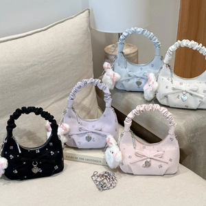 Détail de cinq sacs à main avec broderie florale, nœuds papillon et pendentifs cœur