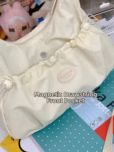 Détail du sac cabas en nylon blanc cassé avec poche magnétique à cordon et écusson