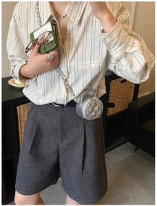Mini sac rond argenté matelassé avec chaîne porté par un mannequin en short