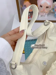 Détail du sac fourre-tout plissé blanc cassé avec bandoulière large et anneau en D