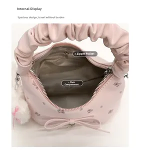 Vue interne du sac à main rose montrant le compartiment principal et la poche zippée