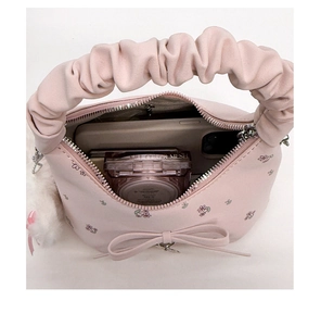 Vue intérieure du sac à main rose montrant l'espace pour smartphone et poudrier cosmétique