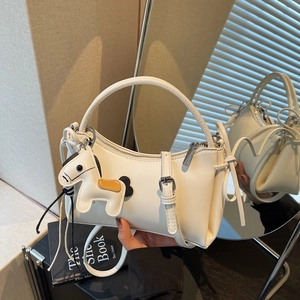 Bolso de mano blanco minimalista de cuero PU en forma semicircular con hebilla de plata y dije