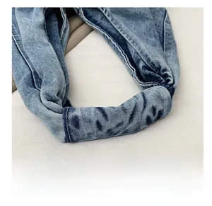 Detail eines bequemen Denim-Griffs mit verstärkten Nähten an einer blauen Vintage-Tasche