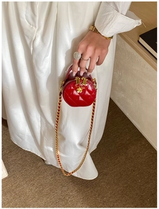 Mini sac rond rouge matelassé avec fermeture éclair camélia dorée et bandoulière chaîne
