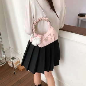 Sac bandoulière rose avec broderie florale, nœud et petit ours en peluche blanc