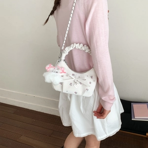 Détails du sac blanc à motif floral avec nœud en satin et pendentif lapin peluche