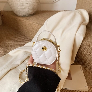 Mini sac rond matelassé en cuir blanc avec chaîne dorée et détail de fleur de camélia