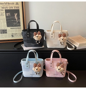 Sélection de quatre petits sacs bandoulière en noir, blanc, bleu et rose tendre
