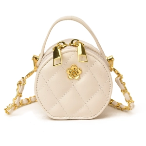 Petit sac rond en cuir crème avec motif matelassé et fleur dorée élégante
