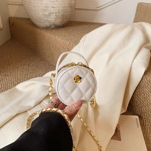 Mini sac rond blanc matelassé avec boucle camélia dorée et bandoulière chaîne
