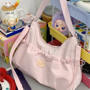 Sac bandoulière demi-lune rose avec poche plissée à cordon et logo mignon style décontracté