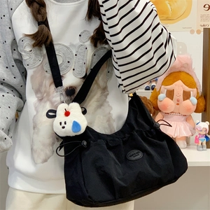 Sac bandoulière demi-lune en nylon noir avec cordon de serrage et charm lapin en peluche