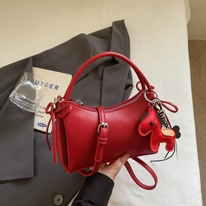 Elegante rode matleren handtas met strik en paardenbedeltje in variantweergave