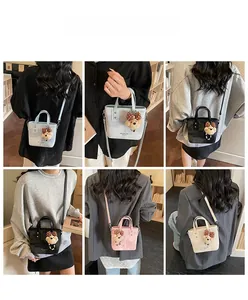 Mini sac seau bandoulière à motif quadrillé avec pendentif ours en peluche marron