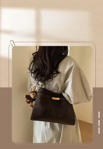 Sac cabas vintage en cuir mat marron foncé avec fermoir doré et charme d'ours en peluche