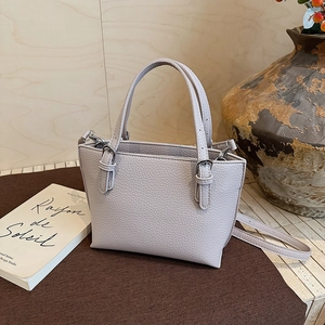 Detail of lavender bucket bag with lychee pattern leather and adjustable straps