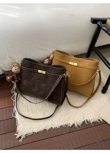 Détails de sacs cabas vintage avec coutures contrastées et fermoir rotatif en métal doré