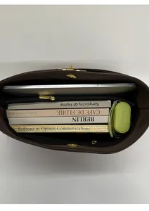 Détail de l'intérieur du grand sac cabas avec tablette et livres à haute capacité