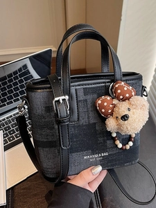 Sac Seau en Cuir PU de Niche pour Femmes Style Coréen Sac Bandoulière Polyvalent Avec Pendentif Ours en Peluche Mignon pour le Quotidien