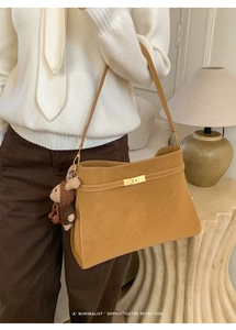 Vue détaillée du sac cabas rétro jaune gingembre avec boucle dorée et charm animal