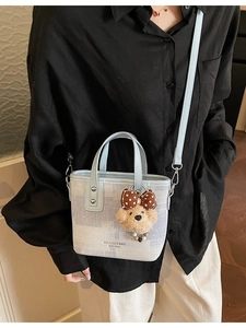 Sac seau élégant bleu clair avec breloque d'ours et bandoulière réglable pratique
