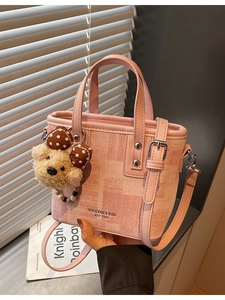 Sac seau rose tissé pour femme avec pendentif ours et bandoulière en cuir