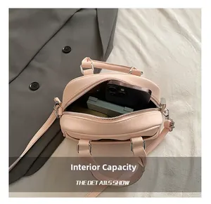 Intérieur du mini sac à main rose montrant l'espace pour téléphone et maquillage