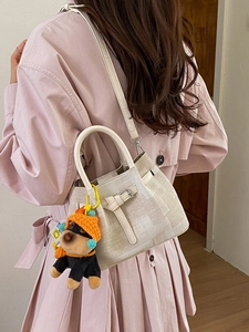 Plaid-Canvas-Eimertasche mit Plüschhund-Anhänger und verstellbarem Lederriemen am Model