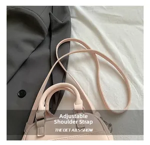 Gros plan détaillé d'un sac à main rose avec bandoulière réglable et texture cuir