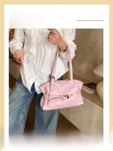 Détail du sac cabas rose texturé litchi avec sangle à boucle et œillets métalliques