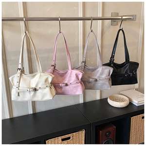 Vue détaillée des sacs plissés vintage en beige, rose, violet et noir pour femmes