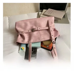 Vue détaillée de l'intérieur du grand sac en cuir rose montrant sa grande capacité de rangement