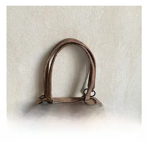 Détail du sac cabas en toile marron avec rivets métalliques et poignées rondes confortables
