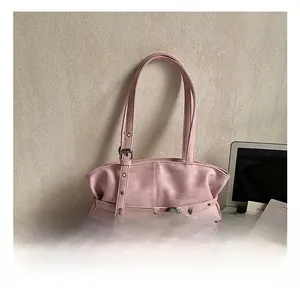 Détails du sac à bandoulière en cuir rose souple avec boucle argentée et plis chic