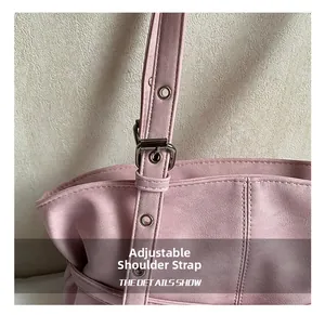 Gros plan sur la bandoulière réglable en PU rose avec boucle en métal argenté