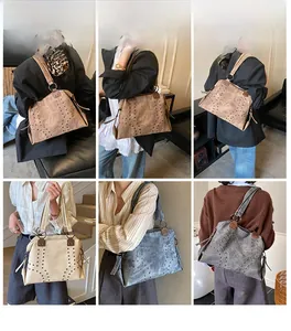 Vue détaillée des sacs cabas rétro avec rivets métalliques en marron, beige et gris