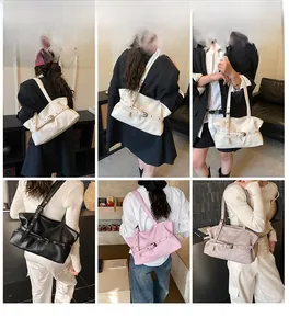 Collage de quatre sacs portés épaule plissés vintage de différentes couleurs sur modèles