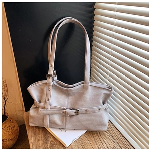 Détail du sac à bandoulière rétro gris clair avec boucle réglable sur table en bois