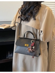 Elegant woven panel handbag in black leather with gold lock and heart charm