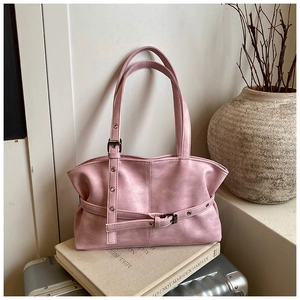 Détail du sac à main vintage rose plissé avec ceintures à œillets métalliques et boucle