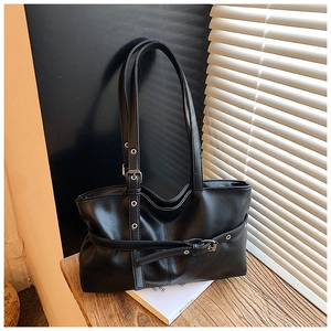 Détail du sac bandoulière noir en similicuir souple avec boucle argentée réglable